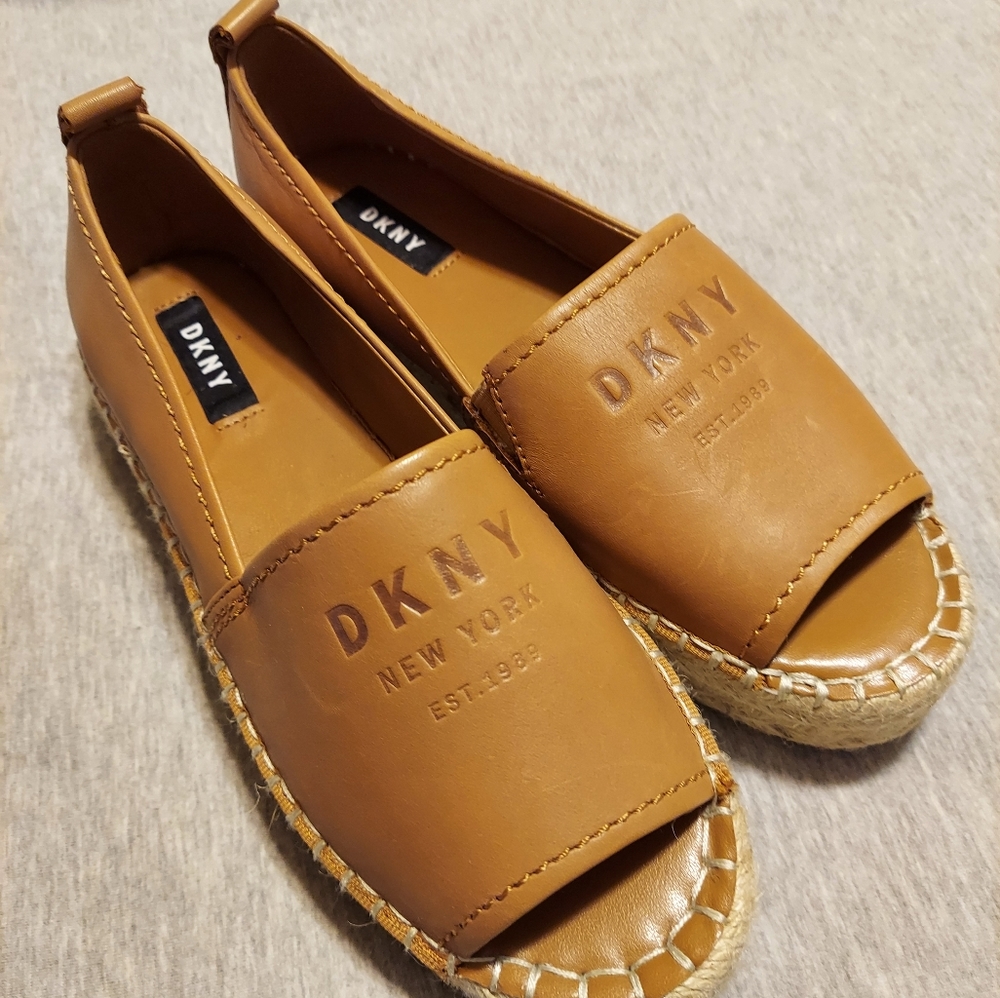 DKNY woman flats brown in Color, size 7.5